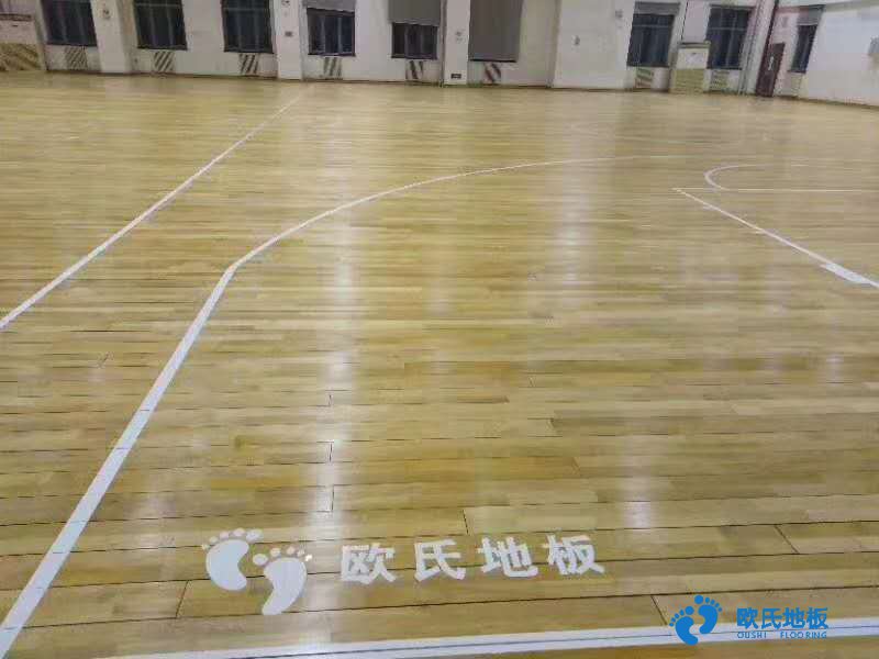 對(duì)于提倡全民健身的今天,體育活動(dòng)越來(lái)越受到大家的重視,各種體育賽事應(yīng)接不暇,因而對(duì)體育活動(dòng)的各項(xiàng)配套要求也越來(lái)越高,體育木地板是龐大的運(yùn)動(dòng)木地板系統(tǒng)中的一種,也是廣受大家歡迎的運(yùn)動(dòng)地板種類(lèi)。 體育木地板根據(jù)材質(zhì)的不同可以劃分為實(shí)木地板、負(fù)離子木地板、強(qiáng)化木地板和實(shí)木復(fù)合地板等類(lèi)型。這些種類(lèi)都能在一定程度上滿(mǎn)足各種場(chǎng)地對(duì)地板的要求。 相比其他種類(lèi)的木地板種類(lèi),體育木地板的性能要求要高出很多。高吸震性、承載性和抗變形性能是體育木地板的基本要求,并且由于運(yùn)動(dòng)員對(duì)地面要求比較苛刻,當(dāng)?shù)孛孢_(dá)不到標(biāo)準(zhǔn)而出現(xiàn)滑或者澀的情況,都會(huì)影響運(yùn)動(dòng)員的發(fā)揮甚至受到傷害,所有體育木地板表面的摩擦系數(shù)要求是0.4-0.7之間。 除此之外,籃球場(chǎng)地的木地板還要求地板具備球體反彈能力,測(cè)試結(jié)果必須達(dá)到90%以上。 油漆也是體育木地板很重要的環(huán)節(jié),油漆的程序可劃分為兩種,既可以在工廠使用UV漆完成,也可以在施工現(xiàn)場(chǎng)涂刷聚胺酯漆完成,但同樣需要滿(mǎn)足0.4-0.7的摩擦系數(shù)要求。