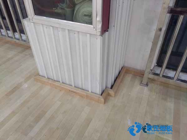 學(xué)校籃球場(chǎng)地木地板能拖嗎