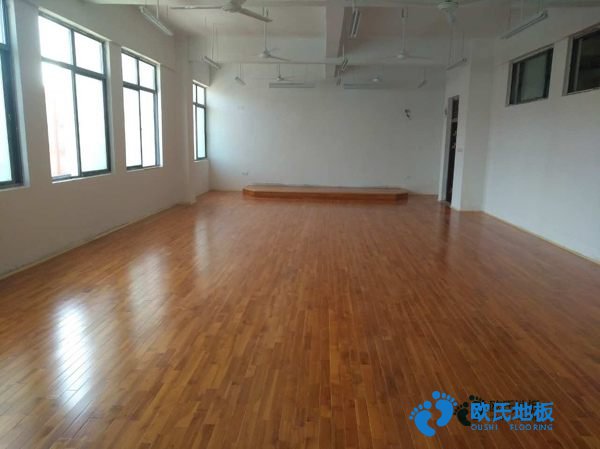 學(xué)?；@球場地地板特點