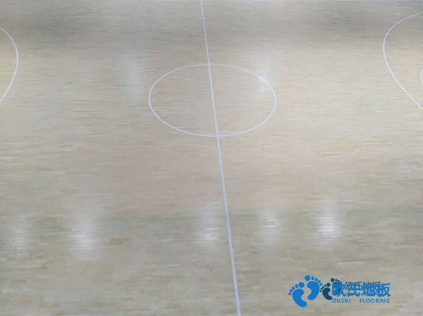 學?；@球場館地板能拖嗎