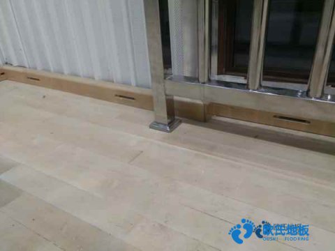 學(xué)?；@球場地木地板能用多久