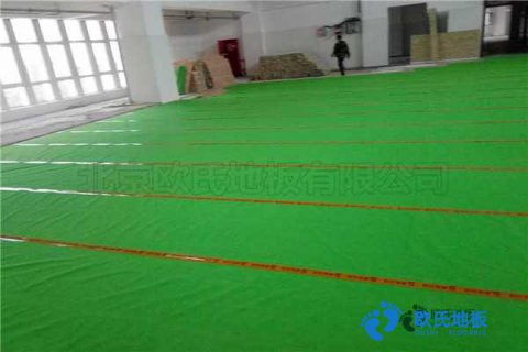 學(xué)?；@球場(chǎng)地木地板用哪種好